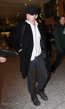 Hayden Christensen arrives to awaiting family at Pearson International Airport September 2011