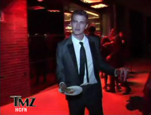 Hayden Christensen stops for pizza and photos with fans at the 2010 CFDA Fashion Awards, June 7th in New York.