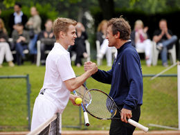 Hayden Christensen congratulates Mats Wilander at 2009 French Open